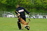 Bazooka unter schwarzer Flagge